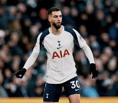 布朗吸引四人防守 妙传助攻胡金秋打进